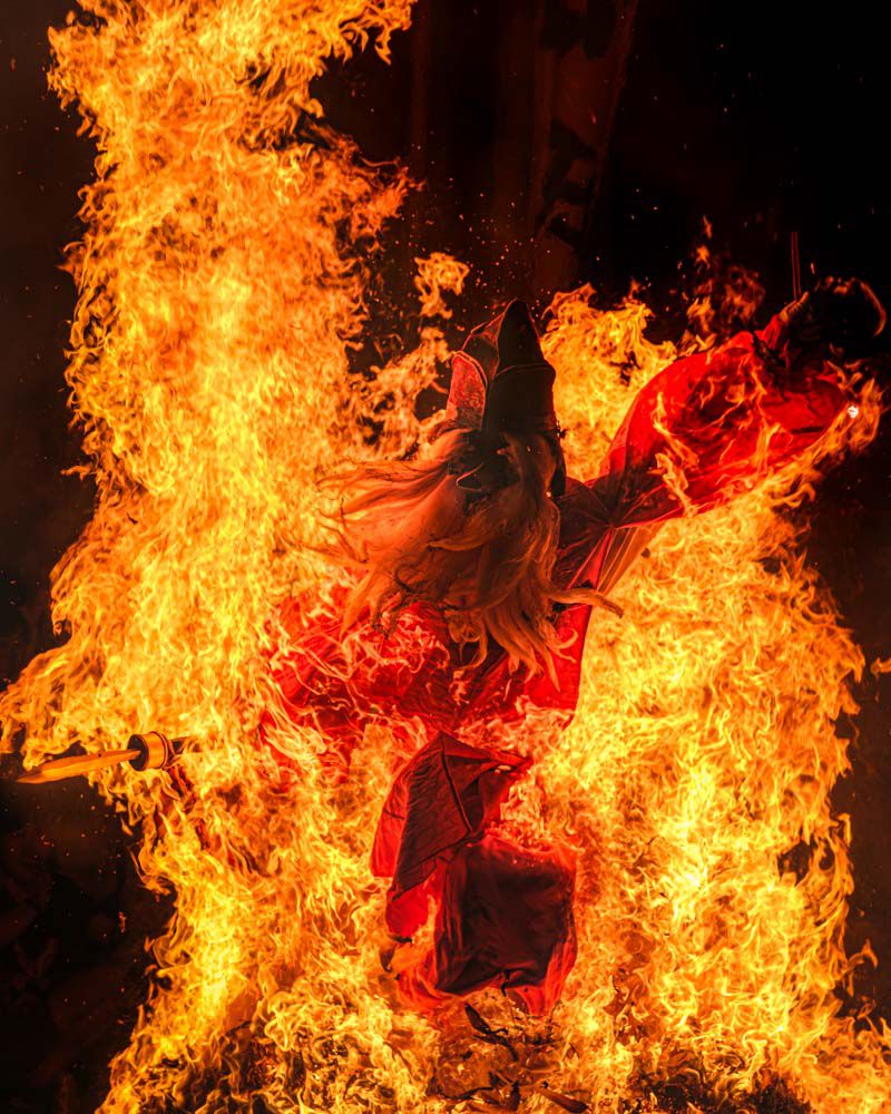 美国神社例大祭(天狗の火渡り)の写真